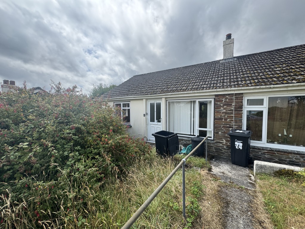 Lot: 118 - 	SEMI-DETACHED BUNGALOW FOR IMPROVEMENT - Front of the property